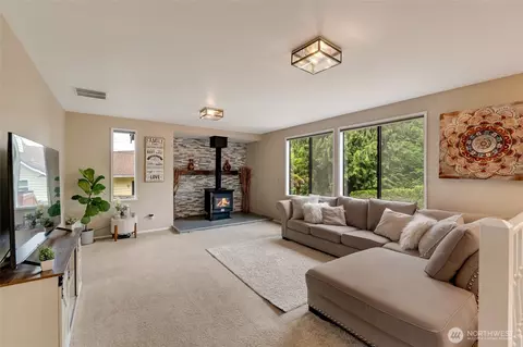 Living - 10831 40th Ave SE, Everett, WA 98208 photo 4 of 5