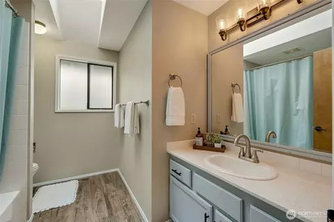 Bath - 10831 40th Ave SE, Everett, WA 98208 photo 3 of 3