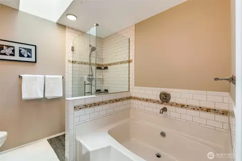 Bath - 10831 40th Ave SE, Everett, WA 98208 photo 2 of 3