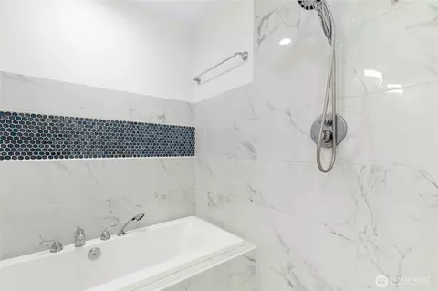 Bath - 1612 201st Pl SE #8A, Bothell, WA 98012 photo 4 of 7