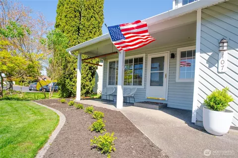 107 Alameda Dr, Kelso, WA 98626