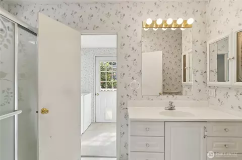 Bath - 12711 NE 190th St, Bothell, WA 98011 photo 2 of 3