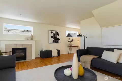 Living - 1811 E Pike St, Seattle, WA 98122 photo 2 of 3