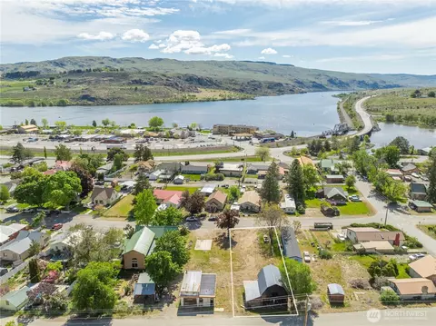 248 Beach St, Pateros, WA 98846