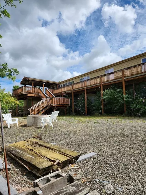 211 Shoreline Dr, Toledo, WA 98591