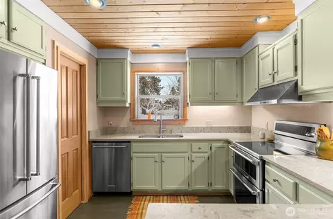 Kitchen - 175 Saddleback Rd, Winthrop, WA 98862 photo 2 of 3
