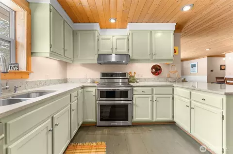 Kitchen - 175 Saddleback Rd, Winthrop, WA 98862 photo 3 of 3