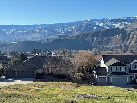 990 Sage Crest Dr, Wenatchee, WA 98801