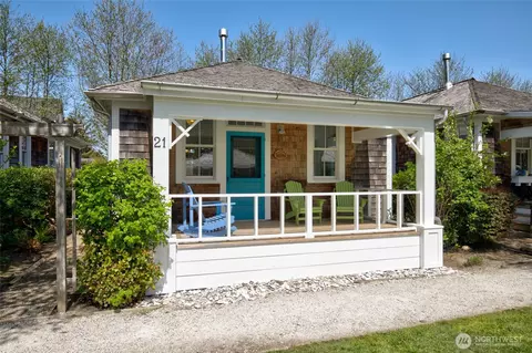 21 Foxglove Ln, Pacific Beach, WA 98571