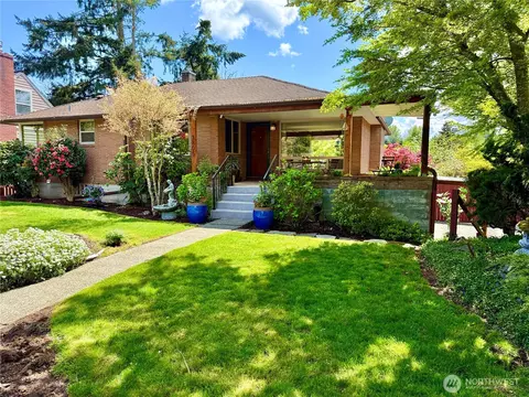 3805 NE 110th St, Seattle, WA 98125
