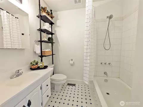 Bath - 2208 E John St, Seattle, WA 98112 photo 4 of 5