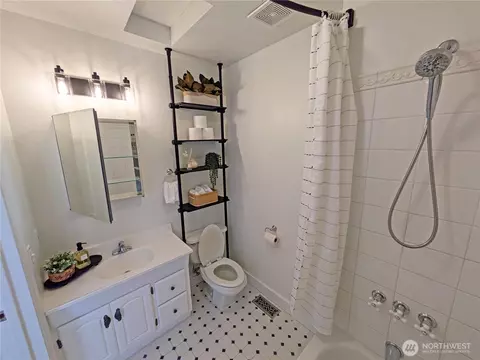 Bath - 2208 E John St, Seattle, WA 98112 photo 3 of 5