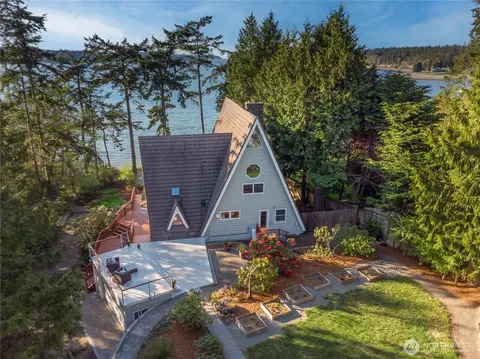 1151 Griffith Point Rd, Nordland, WA 98358