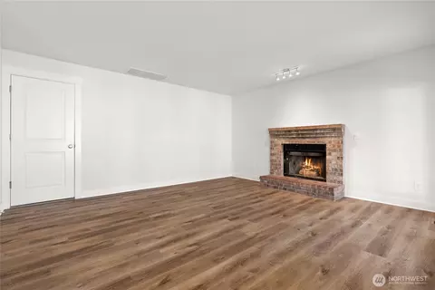 Living - 327 Jewell St, Enumclaw, WA 98022 photo 8 of 8