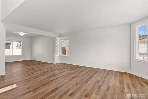 Living - 327 Jewell St, Enumclaw, WA 98022 photo 3 of 8