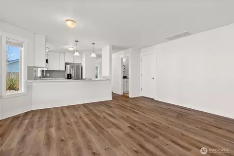 Living - 327 Jewell St, Enumclaw, WA 98022 photo 6 of 8