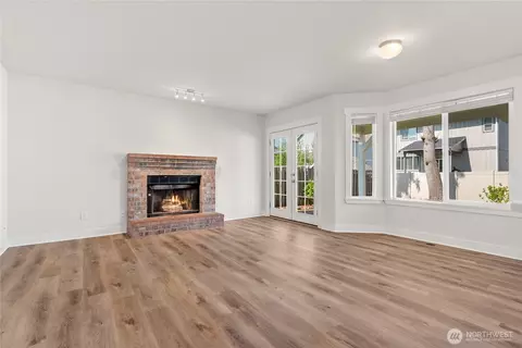 Living - 327 Jewell St, Enumclaw, WA 98022 photo 7 of 8