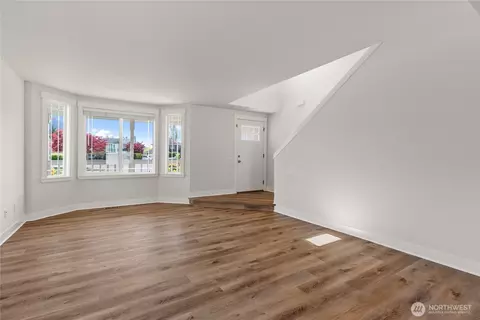 Living - 327 Jewell St, Enumclaw, WA 98022 photo 2 of 8