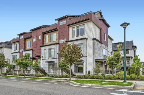 987 8th Ave NE, Issaquah, WA 98029