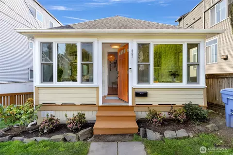 907 N 74th St, Seattle, WA 98103