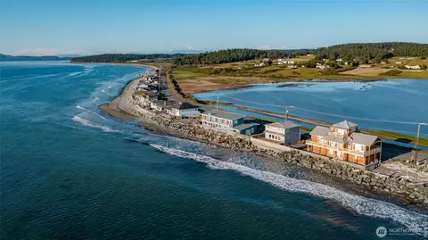 2575 W Beach Rd, Oak Harbor, WA 98277