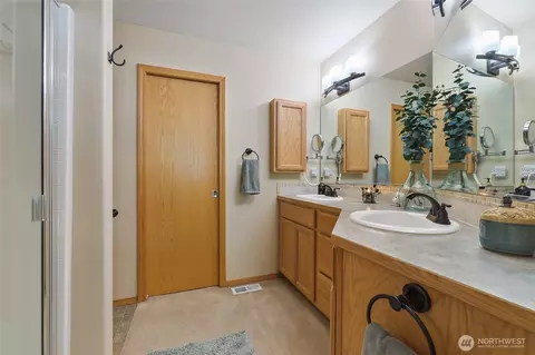 Bath - 13005 37th Ln, Spokane Valley, WA 99206 photo 2 of 4