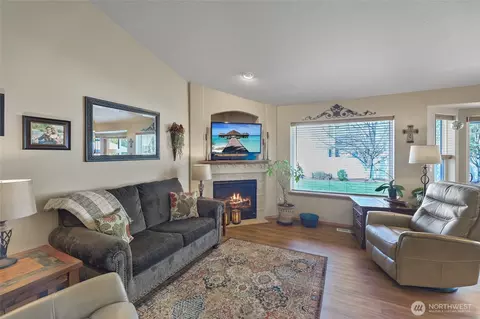 Living - 13005 37th Ln, Spokane Valley, WA 99206 photo 2 of 5