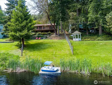 1069 Honeymoon Lake Dr, Greenbank, WA 98253