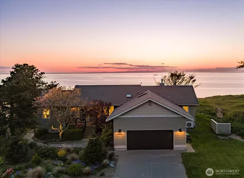 2063 W Beach Rd, Oak Harbor, WA 98277