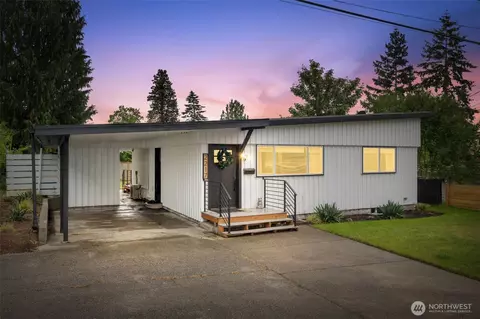 2217 NE 9th St, Renton, WA 98056