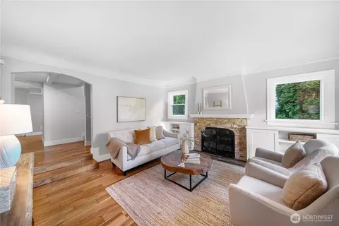 Living - 2423 Everett Ave E, Seattle, WA 98102 photo 1 of 2