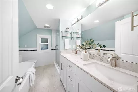 Bath - 2423 Everett Ave E, Seattle, WA 98102 photo 2 of 4
