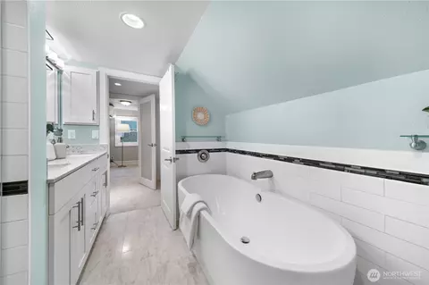 Bath - 2423 Everett Ave E, Seattle, WA 98102 photo 3 of 4