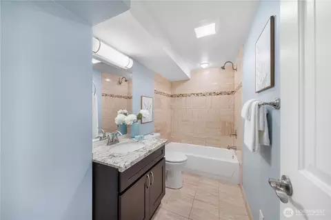 Bath - 2423 Everett Ave E, Seattle, WA 98102 photo 4 of 4