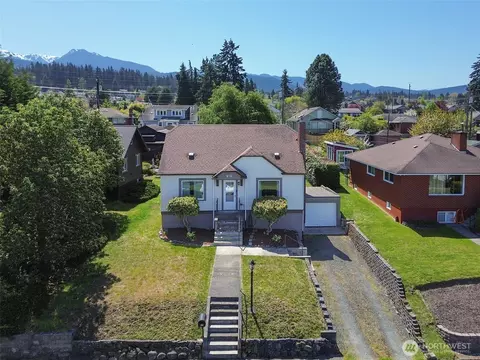 616 E 10th St, Port Angeles, WA 98362
