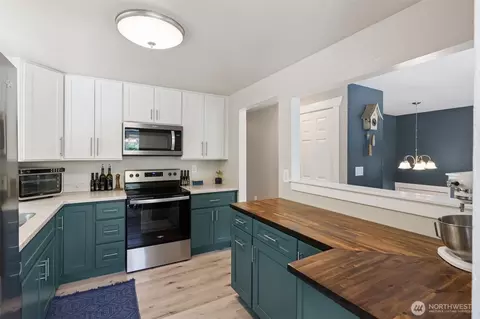 Kitchen - 2016 286th St E, Roy, WA 98580 photo 2 of 4