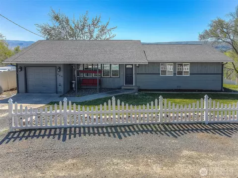 220 Kinne Ln, Selah, WA 98942