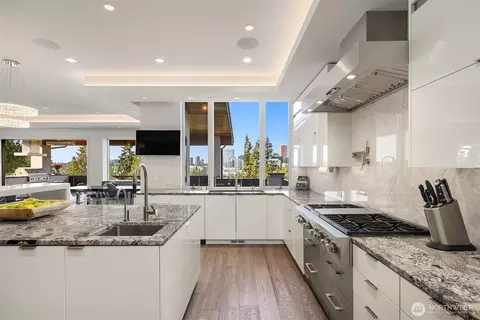 Kitchen - 209 Northside Rd, Bellevue, WA 98004 photo 4 of 6