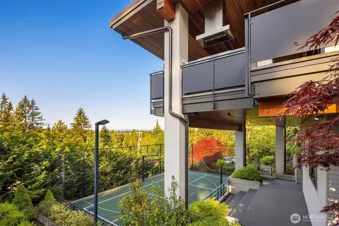 Exterior - 209 Northside Rd, Bellevue, WA 98004 photo 5 of 12
