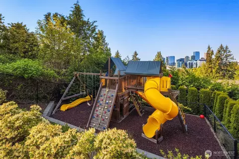 Exterior - 209 Northside Rd, Bellevue, WA 98004 photo 4 of 12