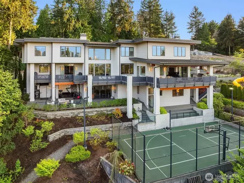Exterior - 209 Northside Rd, Bellevue, WA 98004 photo 10 of 12