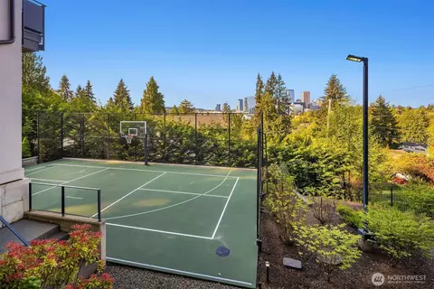 Exterior - 209 Northside Rd, Bellevue, WA 98004 photo 6 of 12