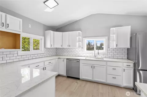 Kitchen - 16974 Bradley Rd, Bow, WA 98232 photo 4 of 5