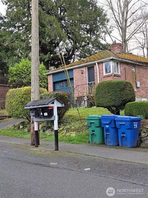 2211 SW Myrtle St, Seattle, WA 98106