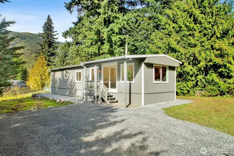 7933 Santa Fe Trl, Maple Falls, WA 98266