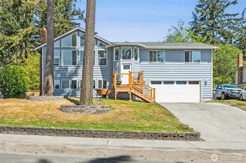 1556 SW Robertson Dr, Oak Harbor, WA 98277