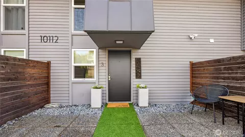 10112 NE 68th St #3, Kirkland, WA 98033