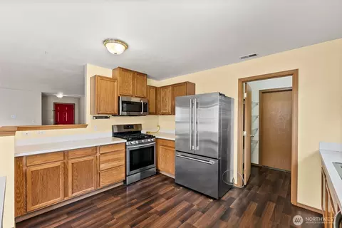 Kitchen - 208 Nelsen St NE, Orting, WA 98360 photo 2 of 4