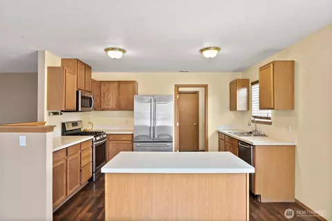 Kitchen - 208 Nelsen St NE, Orting, WA 98360 photo 4 of 4