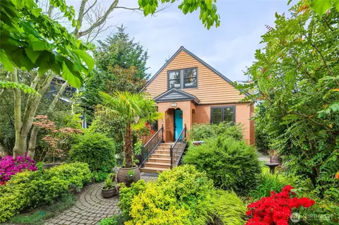 9027 37th Ave SW, Seattle, WA 98126